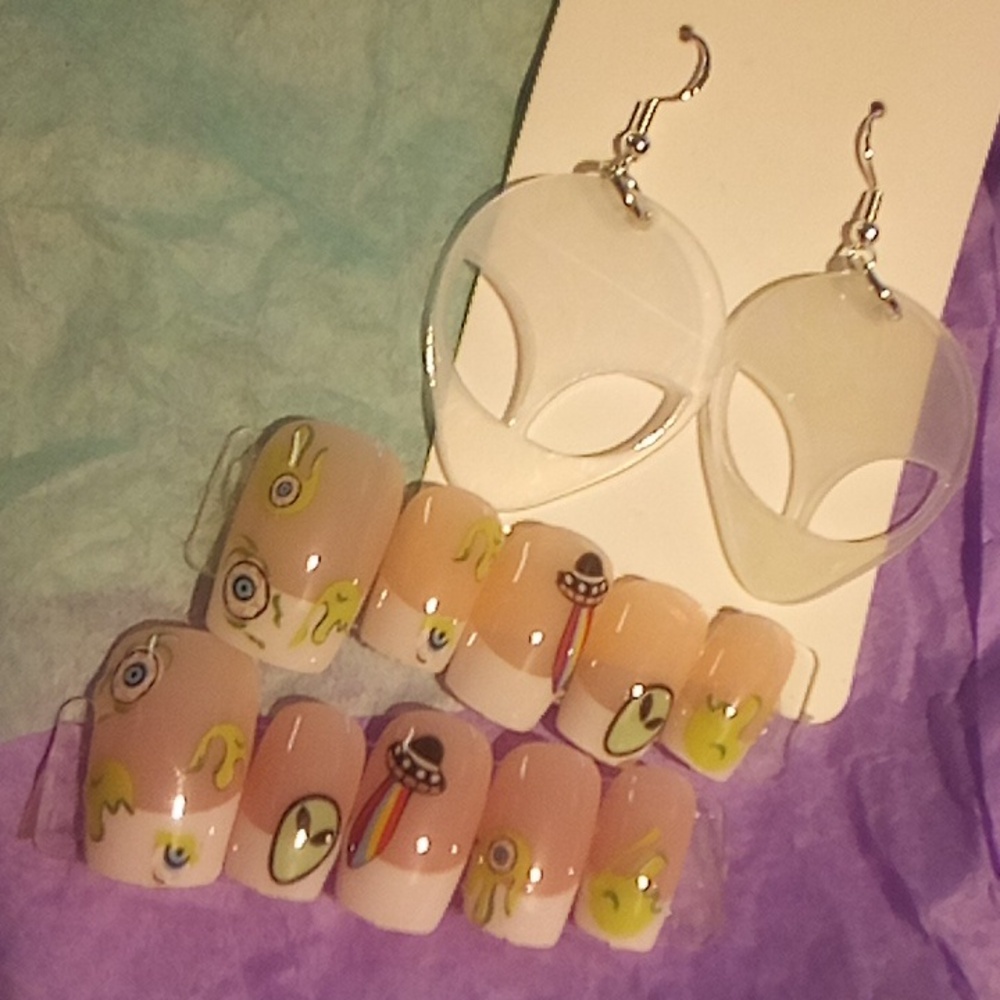 Alien 👽 matching nails and earrings